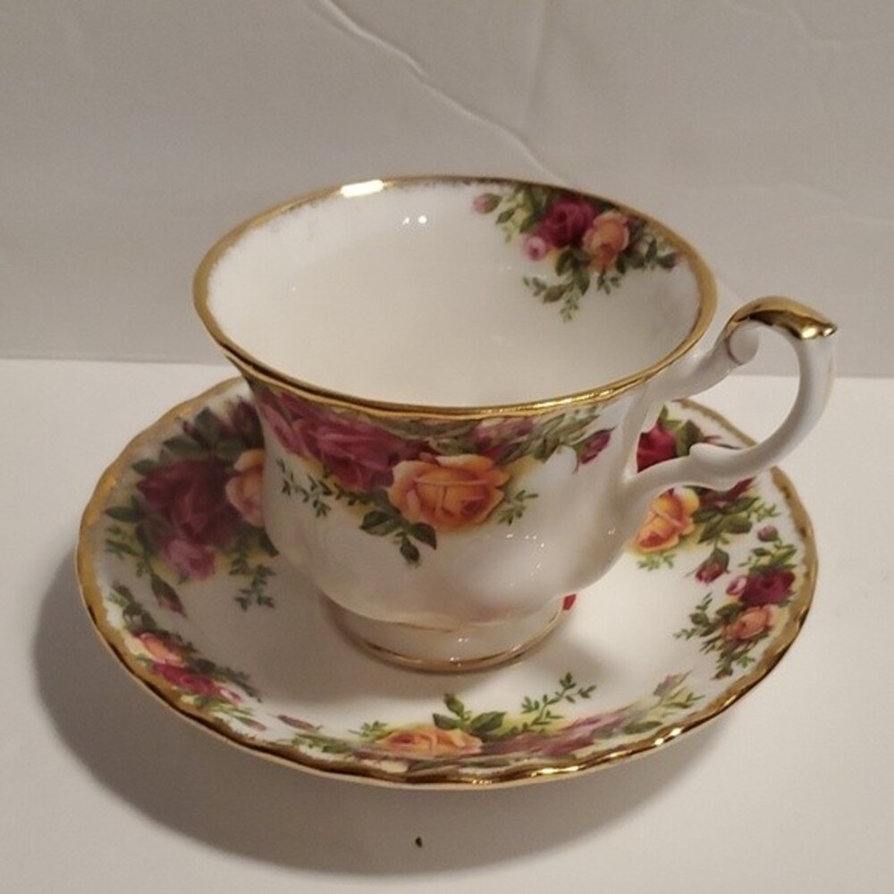 Royal Albert Old Country Roses Tea Cup & Saucer Montrose  England MCM